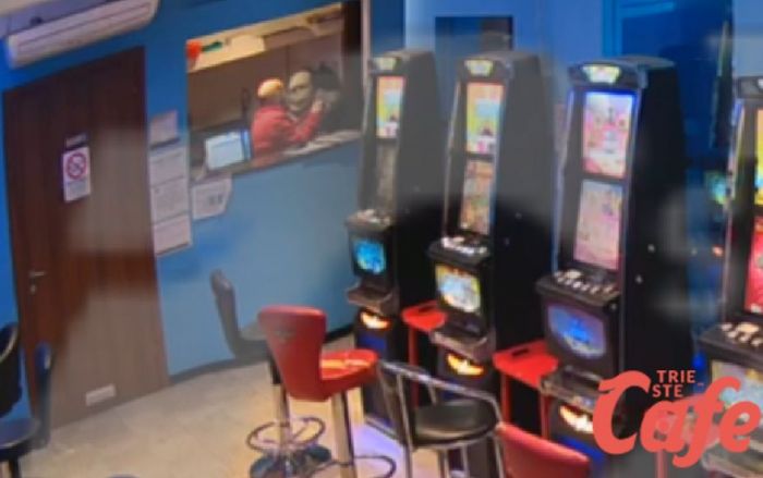 Campo San Giacomo, donna armata rapina la sala slot in pieno giorno (VIDEO)