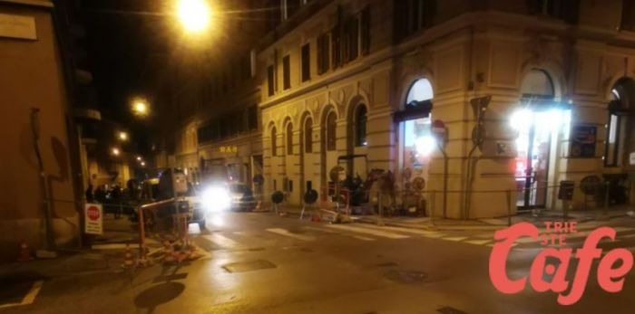 Caos cantieri in via Pascoli: residenti furiosi per i marciapiedi impraticabili 