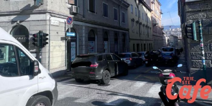 Traffico in tilt a Trieste, mattinata di passione per la chiusura della Galleria Sandrinelli