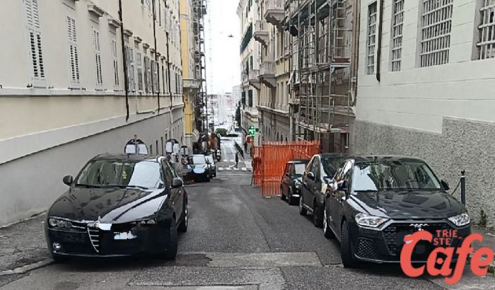 Parcheggi selvaggi in via dell’Università, triestino preoccupato per la sicurezza stradale