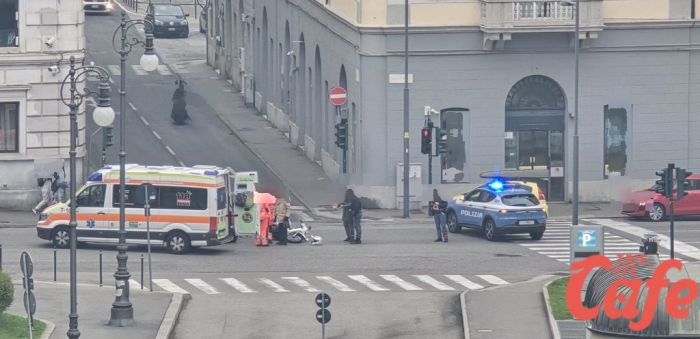 Incidente in via Zanetti all’angolo con via del Coroneo: coinvolti un’auto e uno scooter