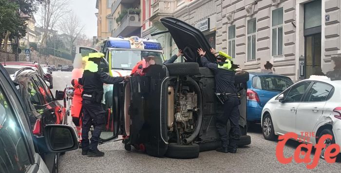 Auto si cappotta in via Rossetti, conducente trasportato a Cattinara