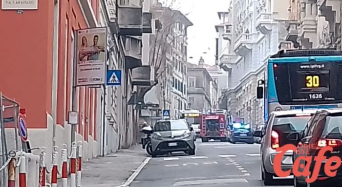 Cappottamento in via Commerciale, conducente trasportato a Cattinara