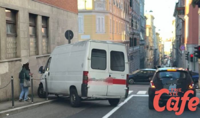 Furgone finisce sul marciapiede in via Ginnastica: rallentamenti e code 
