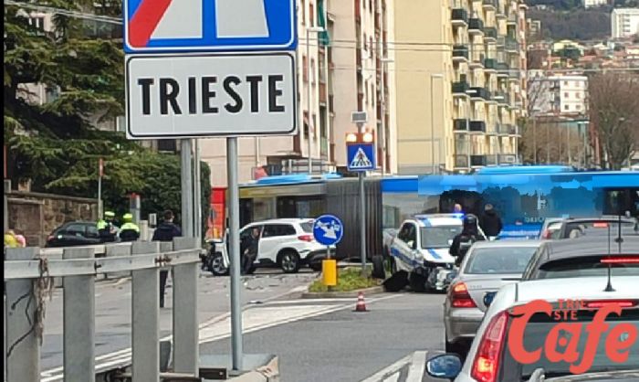 Schianto nella rotonda di Valmaura, distrutta auto della Polizia Locale, traffico in tilt (VIDEO)