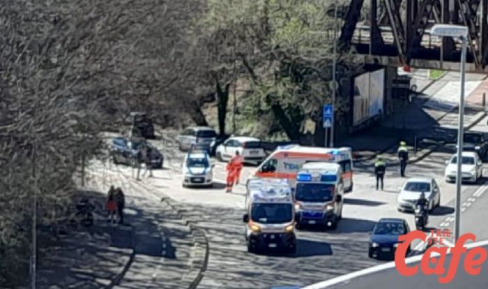 Incidente tra auto e scooter all'incrocio tra via San Marco e Campi Elisi: tre ambulanze sul posto
