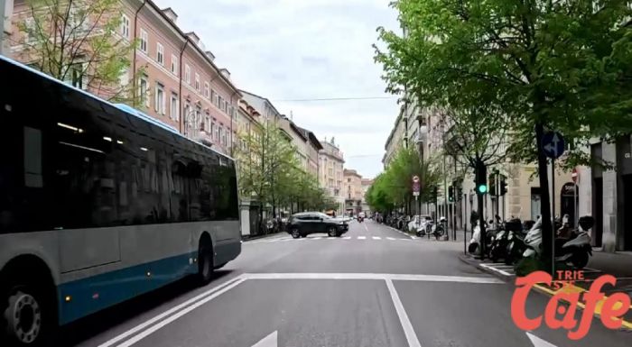 Via Battisti, Inversione a U da brividi dietro a un bus: «Se andavo più veloce, era finita» (VIDEO)