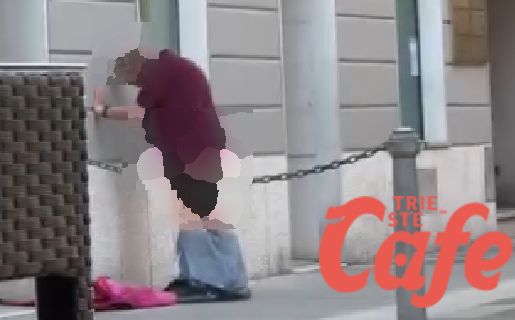 Via San Nicolò come latrina a cielo aperto: uomo urina in pieno giorno davanti a tutti(VIDEO)