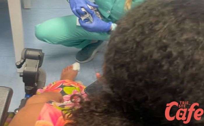 «Mia figlia si è ferita a Barcola sull’ultimo scalino»: dopo il caso Muggia, nuovo allarme per la sicurezza in mare