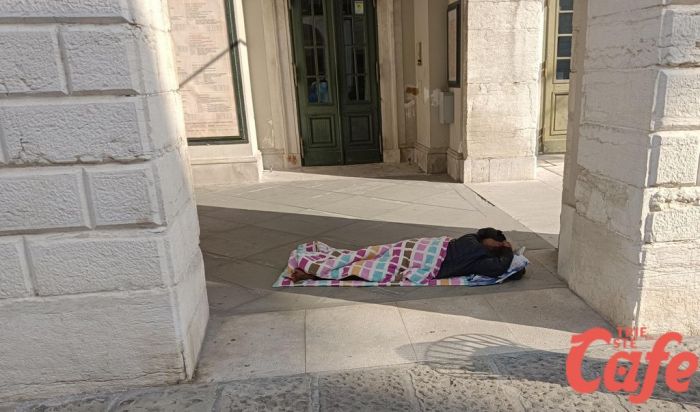 Teatro Verdi, un uomo dorme nel porticato d'ingresso: riflessione sul decoro e sul disagio sociale in città