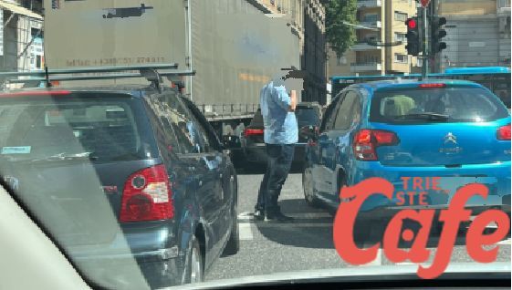Incidente tra camion e auto in via Filzi: traffico rallentato in mattinata