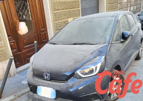 Vandali all’alba in via Crispi: auto imbrattate con estintori, ragazzini si filmano