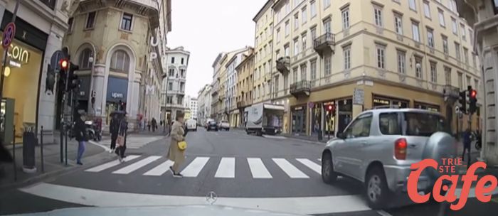 Corso Italia -SHOCK, attraversa col rosso rischiando di investire diversi passanti 