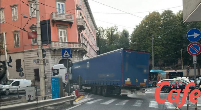 Autoarticolato incastrato in piazza Casali 