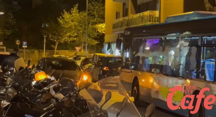 Inciviltà in via Pirano, parcheggia l'auto in seconda fila impendendo al bus  il passaggio 