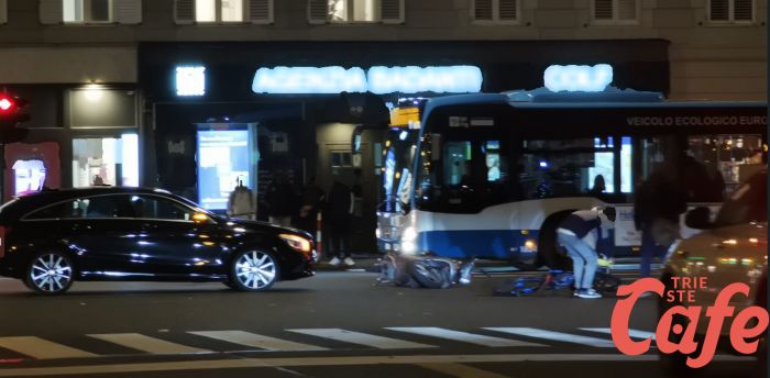 Via Carducci, scontro scooter- rider in bici: traffico in tilt 