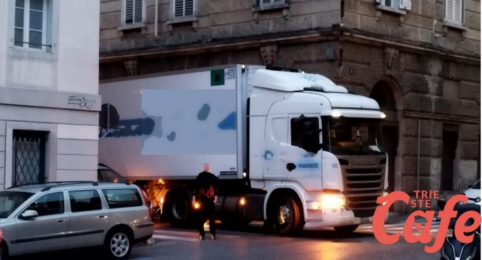 Incrocio via Timeus/Slataper, camion si incastra di primo mattino 