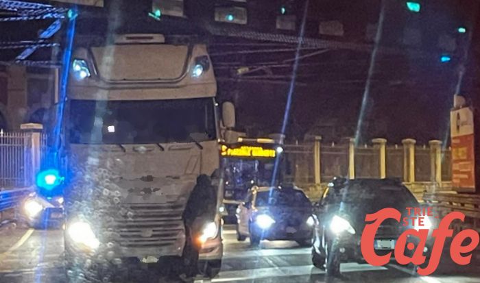 Camion si incastra sotto il cavalcavia di Barcola