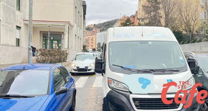 Inciviltà in Gretta, senza permesso posteggia nello stallo disabili impedendo a bimba accesso al pulmino 