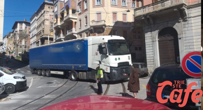 Piazza Casali, ancora un tir incastrato in centro a Trieste