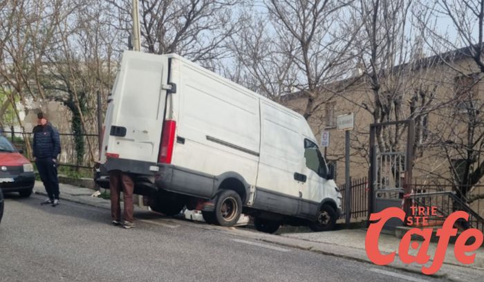 Via Bergamasco, furgone si incastra: primo caso della settimana a Trieste