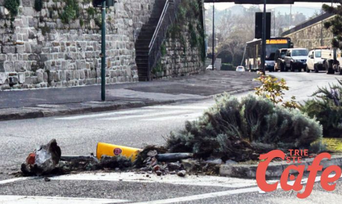 Incrocio Baiamonti/via dell'Istria. distrutto lo spartitraffico nella notte