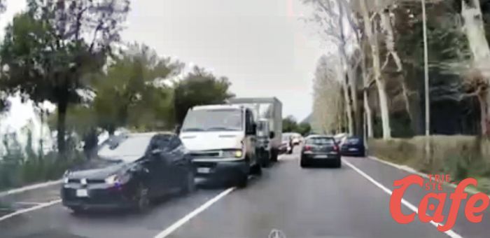 Incidente in viale Miramare, coinvolti 3 veicoli: rallentamenti al traffico 