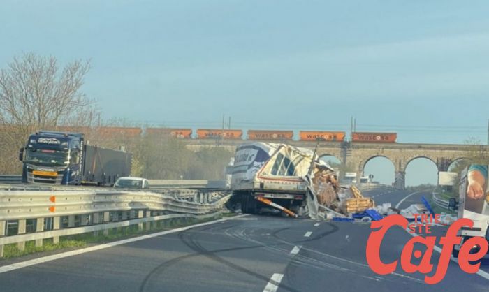 Raccordo autostradale a Sgonico, camion si schianta contro il guard-rail perdendo il carico