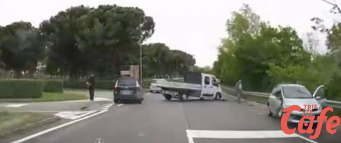 Scontro furgoncino-auto all'incrocio della Baia di Sistiana 