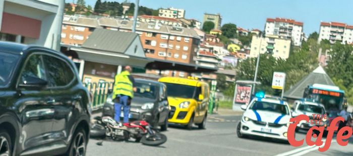 Valmaura, si reimmette nel traffico ma non vede uno scooter arrivare: 77enne manda 25enne all'ospedale