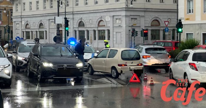 Asfalto scivoloso e distanza non adeguata, scontro tra due auto sulle Rive 