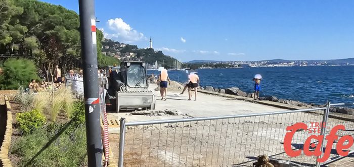 Barcola, giocano a calcio in una zona transennata per lavori: e se si fanno male chi paga? 