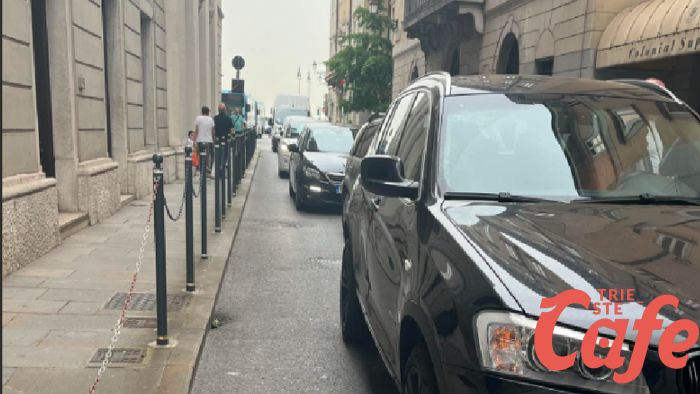Via Canal Piccolo, blocco elettrico improvviso per un'auto: traffico in tilt 