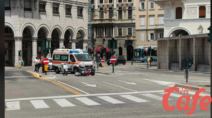 Piazza Goldoni, scontro tra due scooter  