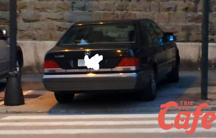 Viale D'Annunzio. auto di un  «Corpo Consolare» in divieto di sosta