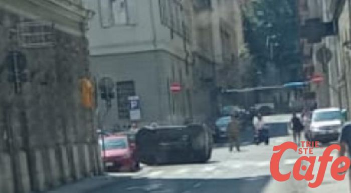 Cappottamento della domenica in piazza Giotti a Trieste