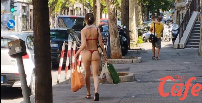 "Antò fà caldo" e gira in costume da bagno in viale D'Annunzio
