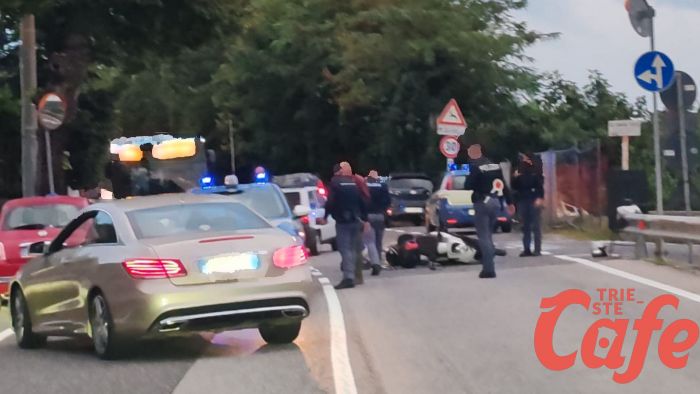 Incidente sulla strada per Basovizza: scontro  scooter - auto con ferito