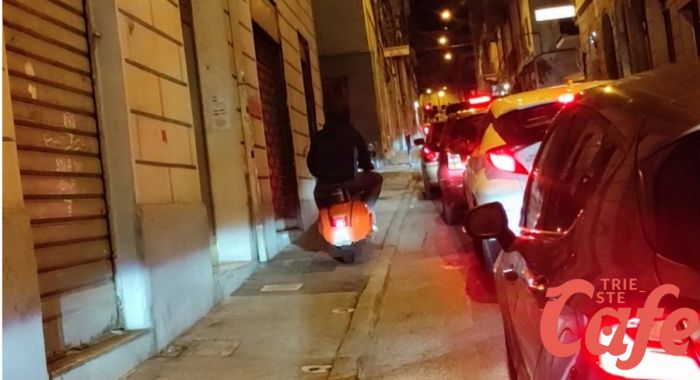 Caos in via Madonnina, motorini sul marciapiede per saltare la coda, la protesta di una triestina