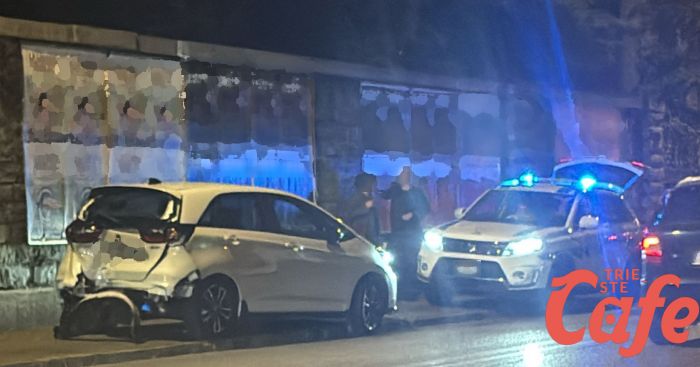 Incidente in piazza dell'Ospitale, auto danneggiata nei pressi dell'entrata del Maggiore