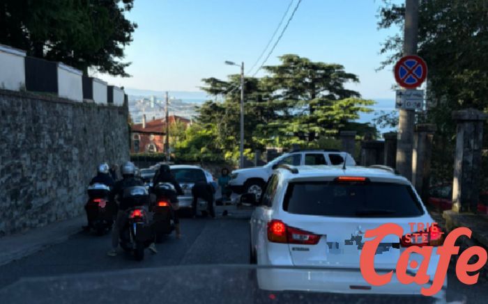 Caos in via Commerciale, rimorchio si sgancia e blocca il traffico: interviene la Polizia