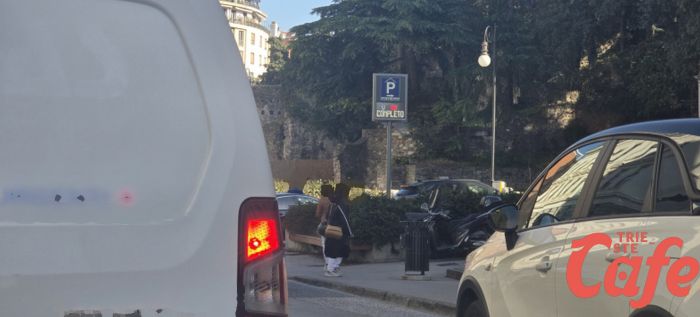 Caos parcheggi in centro, Park San Giusto completo e lunghe file in via del Teatro Romano