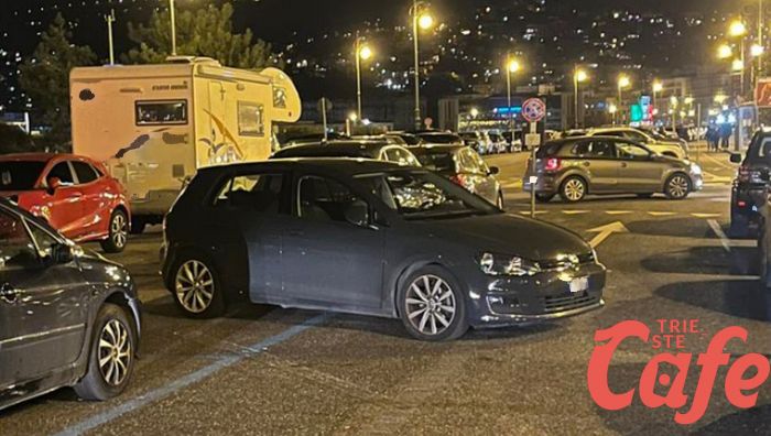 Parcheggio selvaggio sulle Rive di Trieste, un’auto fuori dalle regole crea caos e polemiche