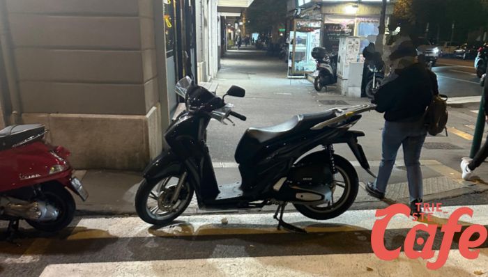 Parcheggia lo scooter sulle strisce pedonali e se ne va: indignazione tra i pedoni in via Xydias