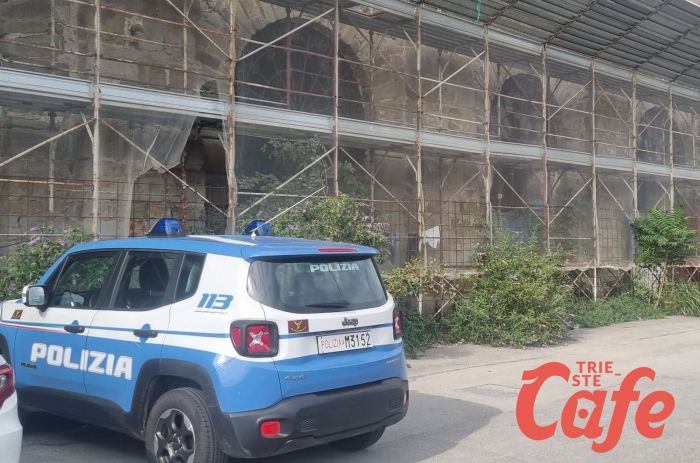 Trovato cadavere in zona piazza Libertà, ha ferite ai polsi e alla gola: sarebbe precipitato dal parcheggio 