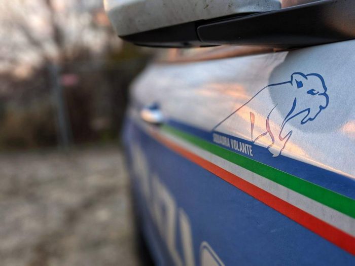 30enne aggredisce brutalmente l'ex attendendola sotto casa: volto tumefatto e ricoperto di sangue