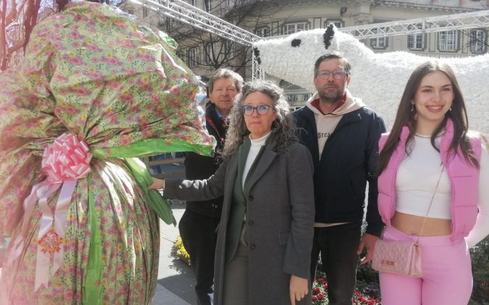 Il vicesindaco Serena Tonel condivide un uovo di Pasqua gigante e premia i vincitori di "Fiore d'oro"