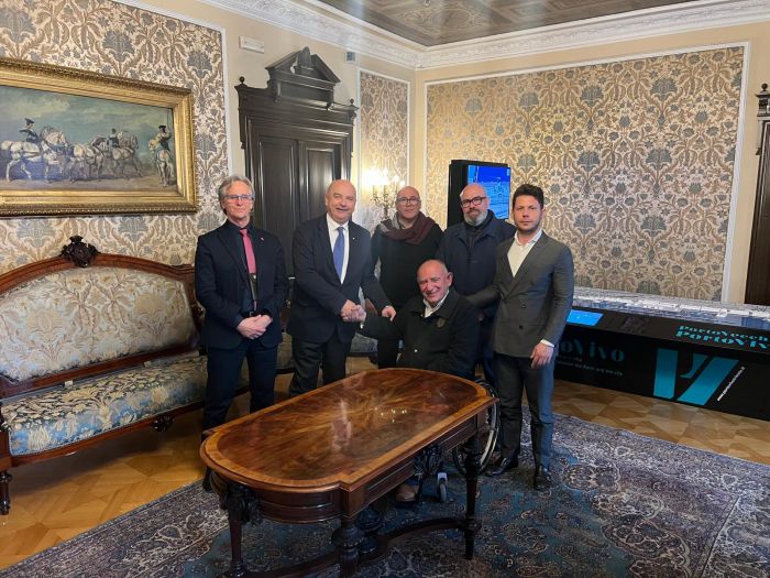 Trieste guarda al Caucaso, diplomatico Grittani incontra sindaco e presenta la “Croce della Pace”