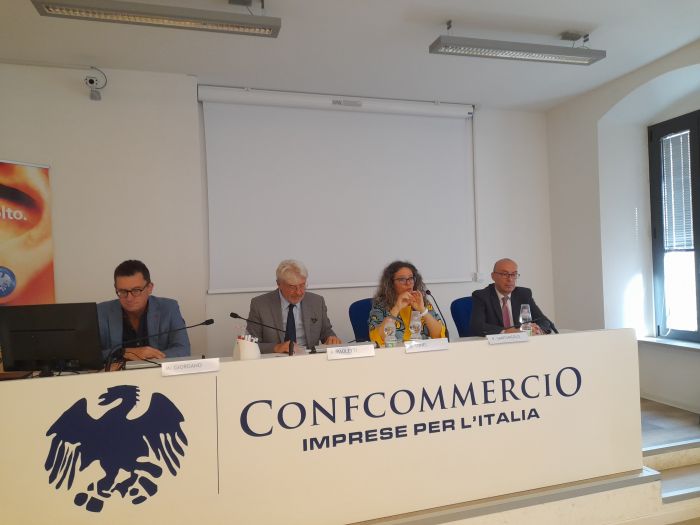 Confcommercio, sabato torna lo shopping creativo di “Vetrine animate”
