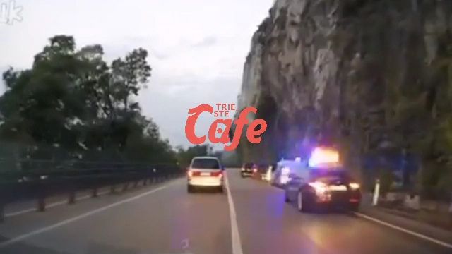 Cade un masso in Costiera, Vigili del fuoco al lavoro (VIDEO) 